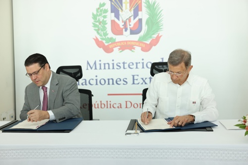 El director general de Aduanas, Eduardo Sanz Lovatón y el canciller Roberto Álvarez